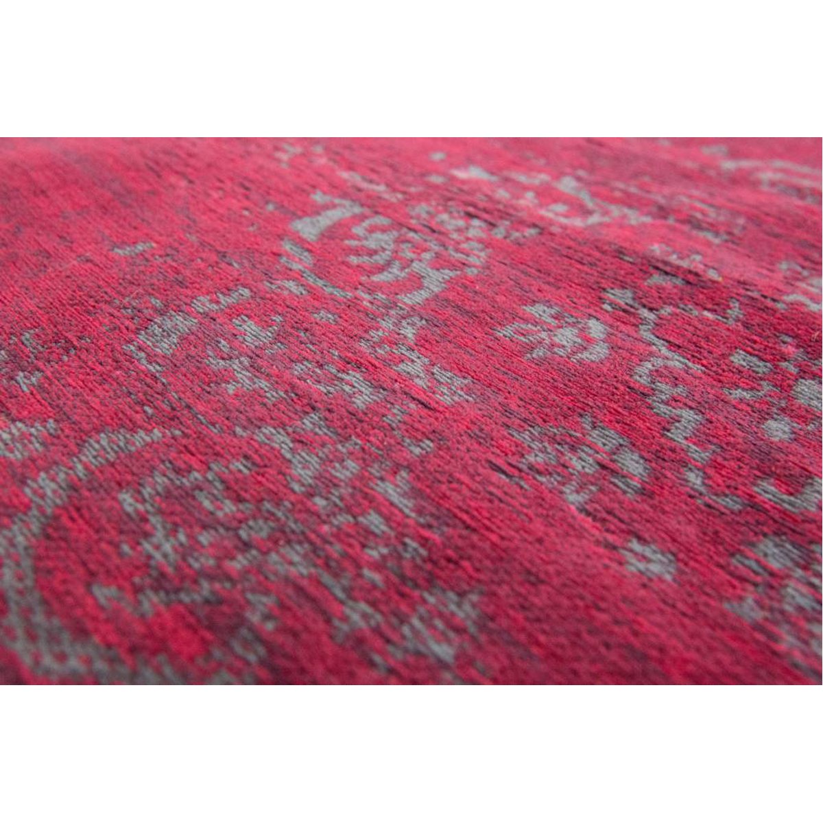 Louis de Poortere Fading World Medaillon 8260 Scarlet Rug