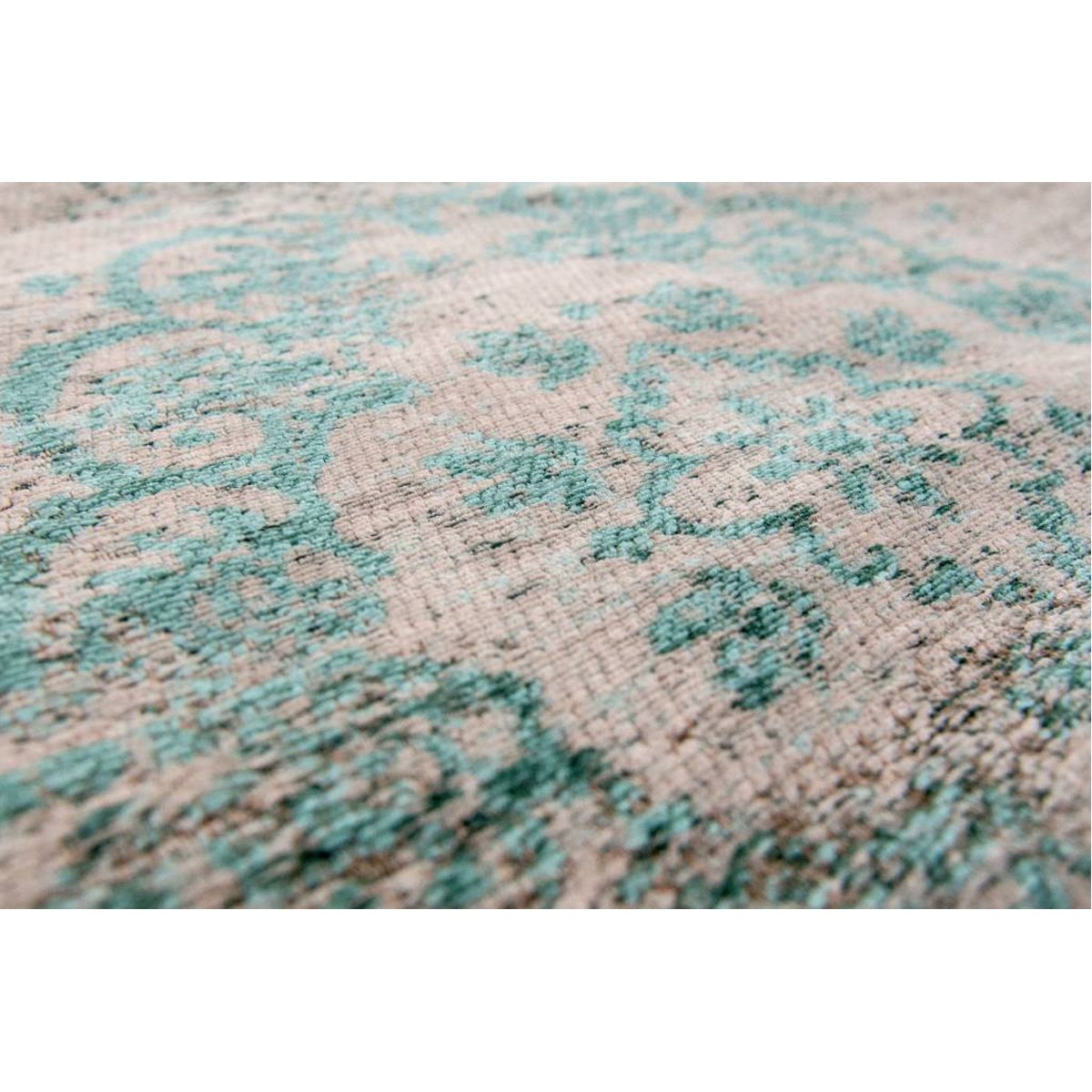 Louis de Poortere Fading World Medaillon 8259 Jade Oyster Rug