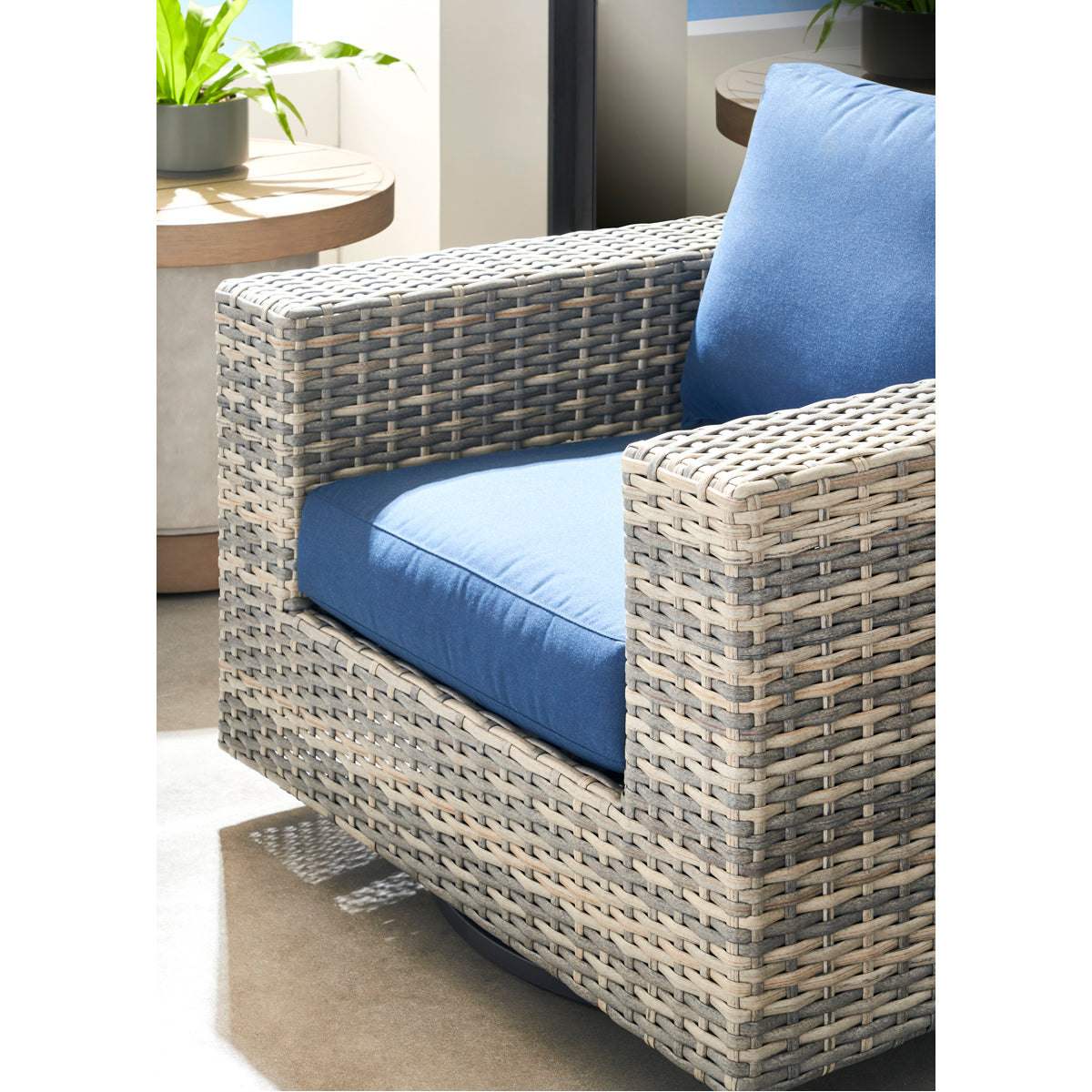 Vanguard Furniture Montclair Outdoor Swivel Glider